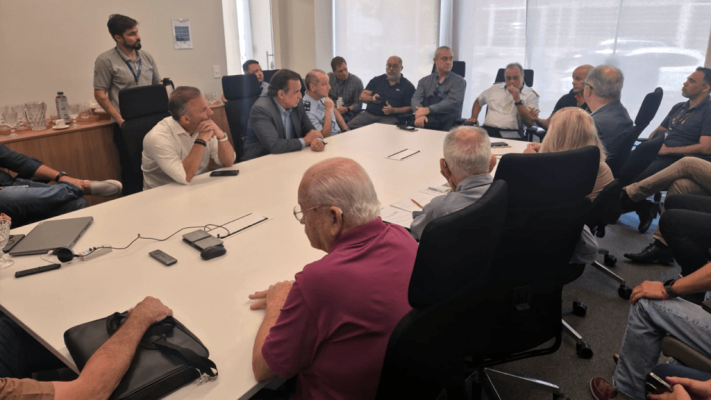 Instalação de equipamentos no Aeroporto de Jacarepaguá